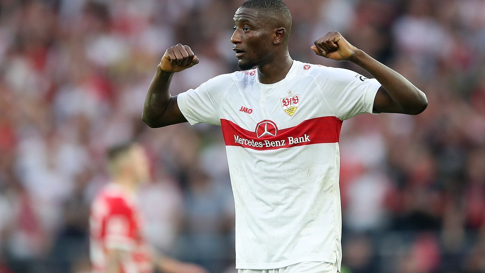 
                <strong>Kriegt der HSV Serhou Guirassy in den Griff?</strong><br>
                Einen Tag vor dem Hinspiel gegen den HSV stellt der VfB schon einmal die Weichen für die Zukunft: Stürmer Serhou Guirassy bleibt auch nach dem Ende seiner Leihe von Stade Rennes bei den Schwaben, die die Kaufoption für den 27-Jährigen ziehen. Egal, ob der VfB erstklassig bleibt oder absteigt. Elf Tore erzielte Guirassy in dieser Saison in verletzungsbedingt nur 22 Spielen. In vier der letzten fünf Spielen traf er. Für die hinten nicht immer sattelfesten Hamburger (45 Gegentore in dieser Saison) könnte ein nun umso motivierterer Guirassy zum Spielverderber werden. Für den VfB und seine Fans kommt der Mutmacher hingegen genau zum richtigen Zeitpunkt.
              