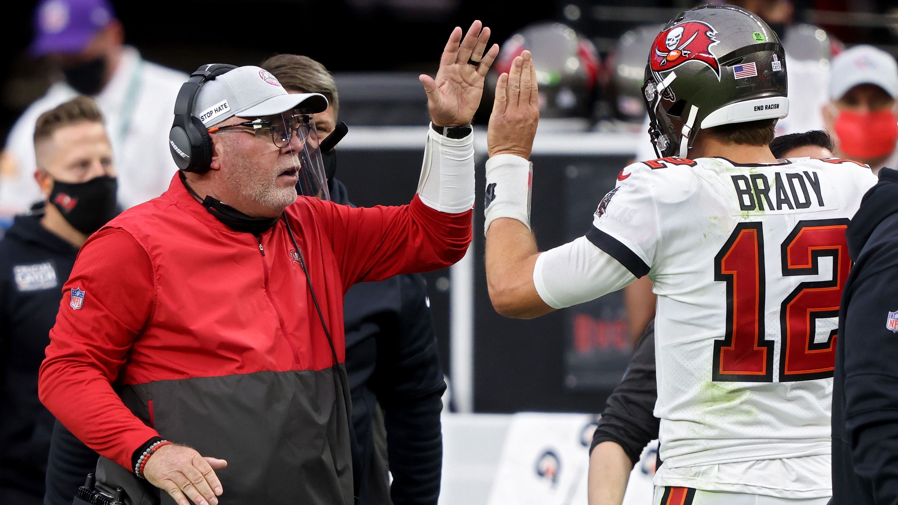 
                <strong>Welche Farbe hat die Kappe von Tampa Bay Head Coach Bruce Arians?</strong><br>
                Rot (-125 - Bei einem Einsatz von 100 Dollar gibt es 180 Dollar zurück) - Weiß (+150 - Bei einem Einsatz von 100 Dollar gibt es 250 Dollar zurück) - Grau (+175 - Bei einem Einsatz von 100 Dollar gibt es 275 Dollar zurück) - Schwarz (+500 - Bei einem Einsatz von 100 Dollar gibt es 600 Dollar zurück)
              