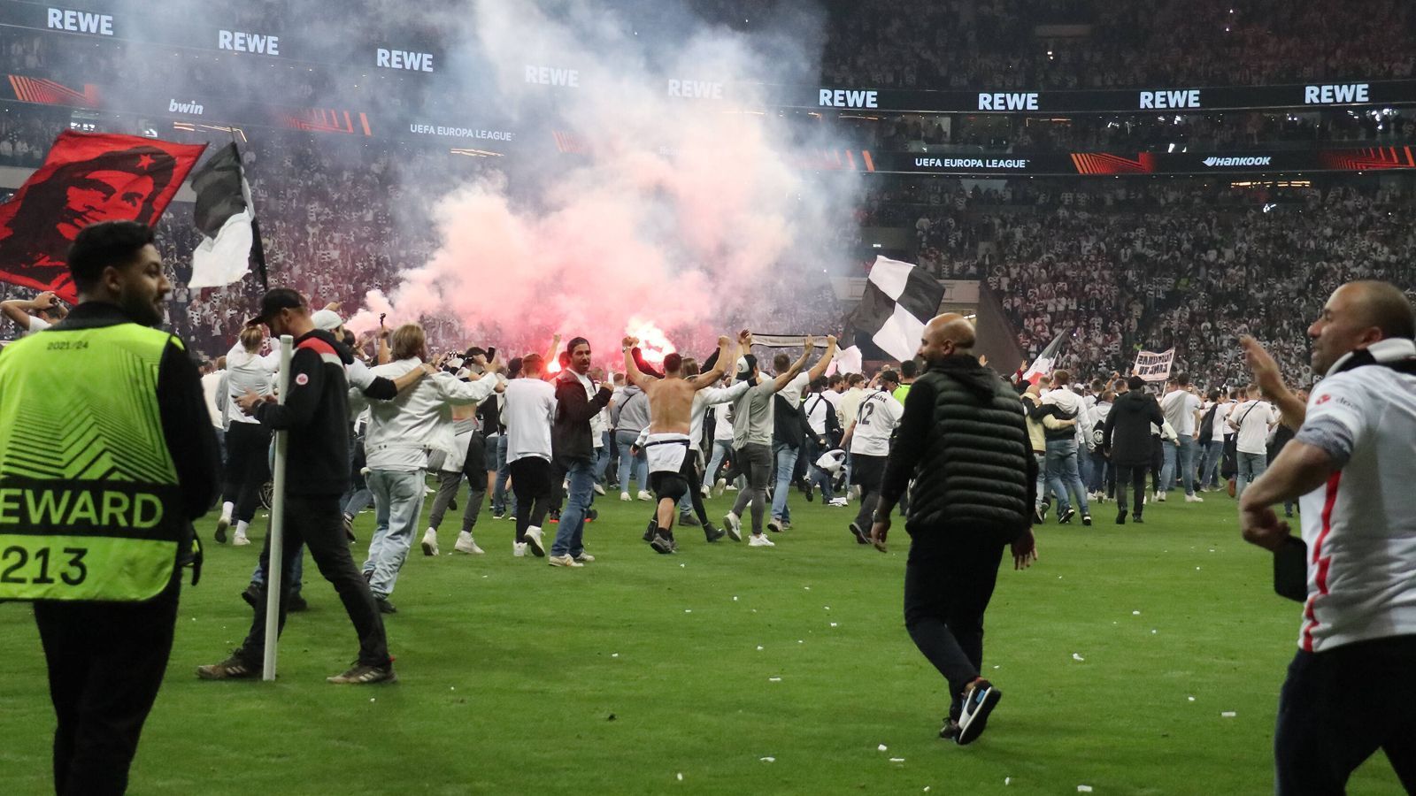 
                <strong>Platzsturm in Frankfurt: SGE-Fans gehen nach Finaleinzug gegen West Ham United steil</strong><br>
                
              