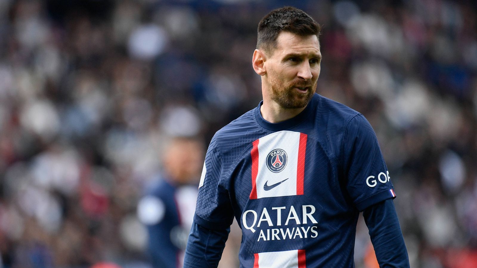 
                <strong>Lionel Messi (Paris Saint-Germain)</strong><br>
                Messi ist in Paris nicht glücklich geworden, Al-Hilal in Saudi-Arabien soll dem argentinischen Weltmeister unglaubliche 400 Millionen Euro Jahresgehalt bieten. Auch über eine Rückkehr nach Barcelona wurde zuletzt immer wieder spekuliert. Aber die Chance, dass Messi seine Dauerfehde mit Cristiano Ronaldo in Saudi-Arabien fortsetzt und dort unglaublich viel Geld verdient, ist größer. Wechselwahrscheinlichkeit: sehr hoch
              