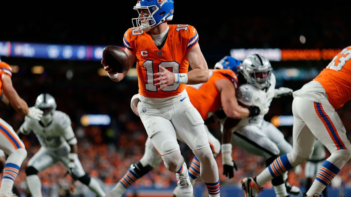 NFL, American Football Herren, USA Las Vegas Raiders at Denver Broncos Nov 6, 2025; Denver, Colorado, USA; Denver Broncos quarterback Bo Nix (10) drops back to pass against the Las Vegas Raiders du...