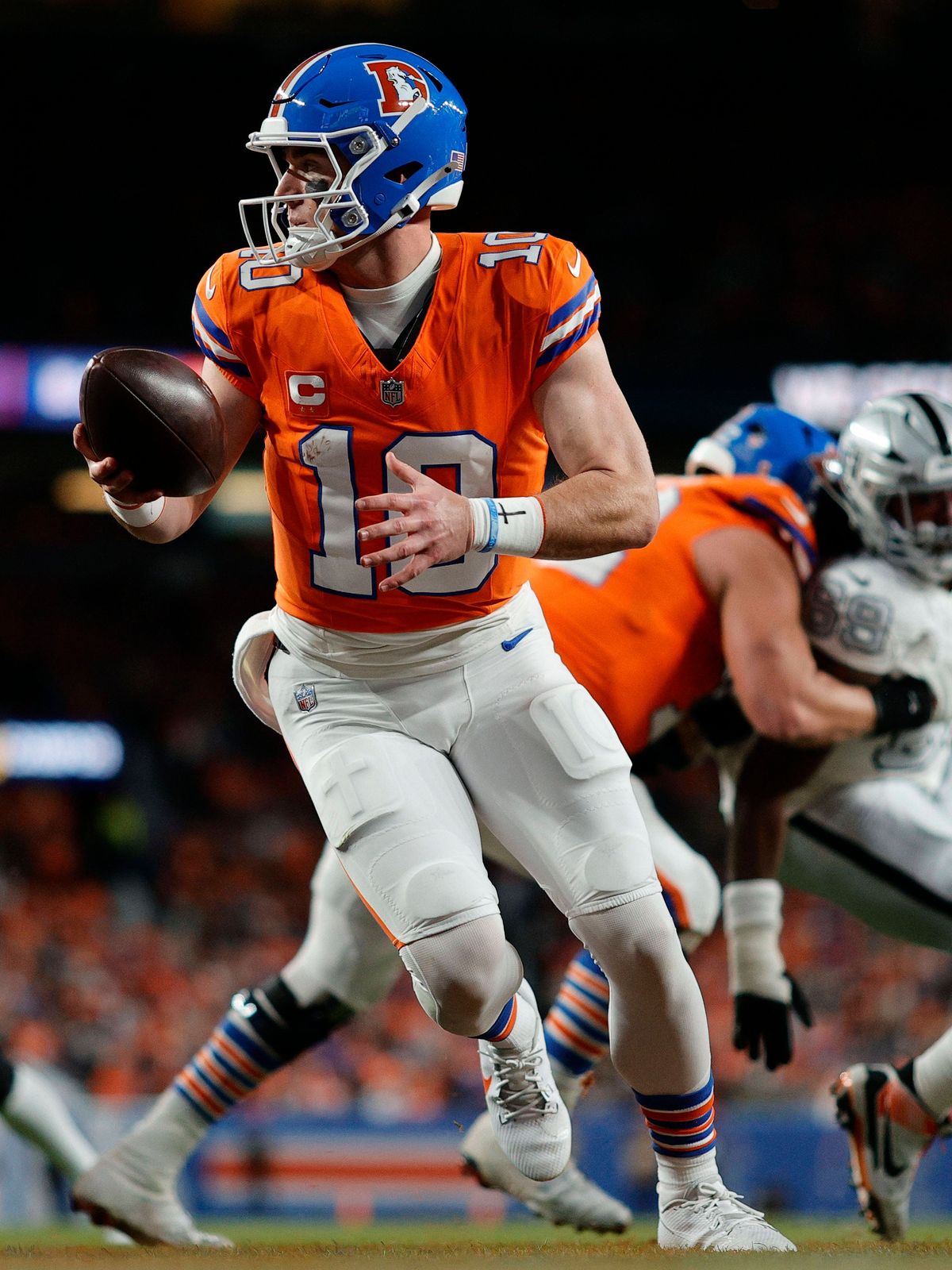 NFL, American Football Herren, USA Las Vegas Raiders at Denver Broncos Nov 6, 2025; Denver, Colorado, USA; Denver Broncos quarterback Bo Nix (10) drops back to pass against the Las Vegas Raiders du...