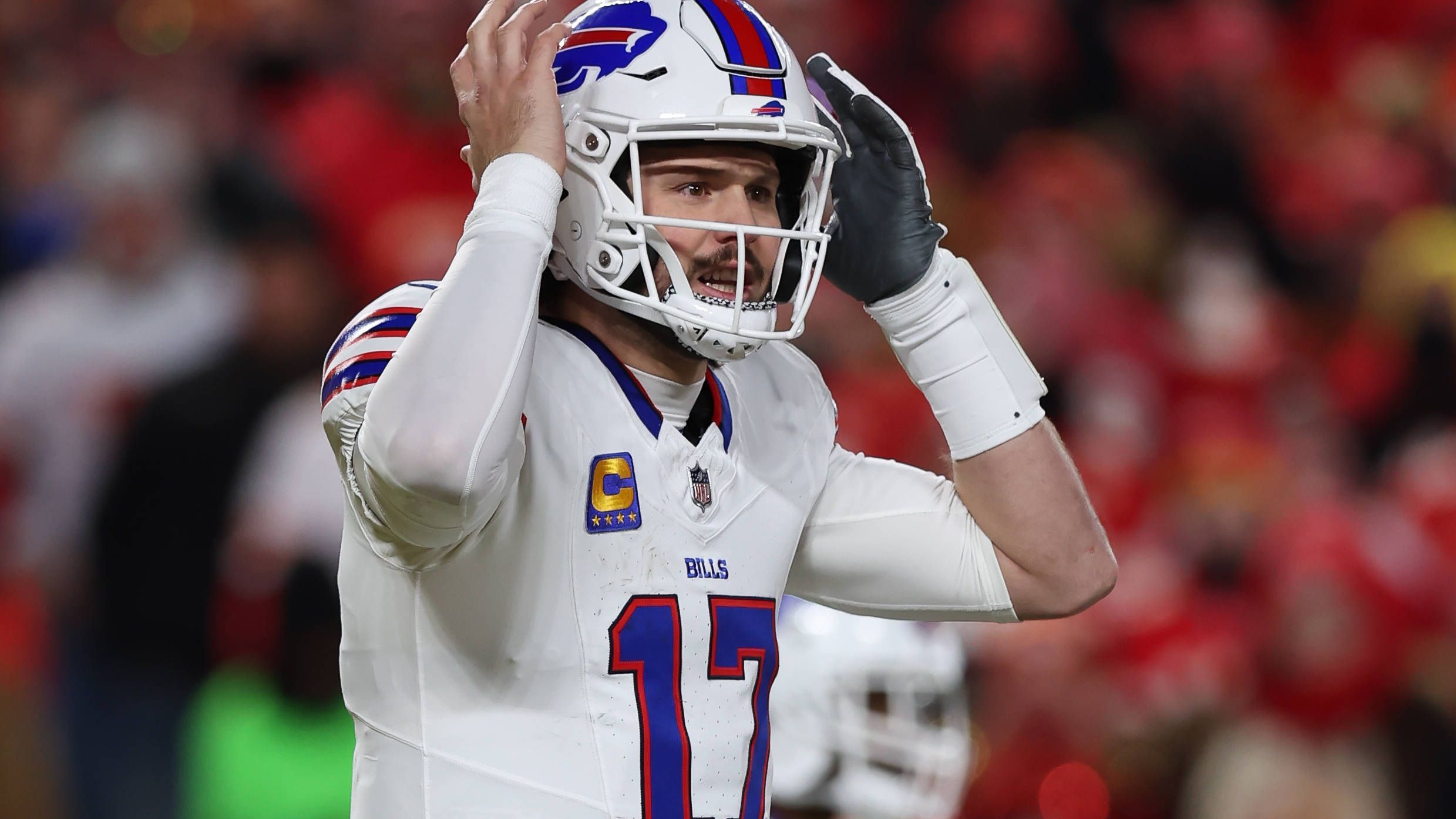 <em><strong>Die Team-Kapitäne der NFL-Franchises 2025</strong><br>Unzählige NFL-Teams haben mehrere Kapitäne. Die meisten davon, wie Bills-Quarterback Josh Allen (Foto), tragen ein Abzeichen auf ihrer Brust. Die Anzahl der Sterne zeigt dabei die Anzahl der Jahre, in denen ein Spieler schon Kapitän war. Manche Franchises haben aber auch keine festen Spielführer. <strong>ran</strong> zeigt, wie die einzelnen Teams die Kapitänsfrage regeln.</em>
