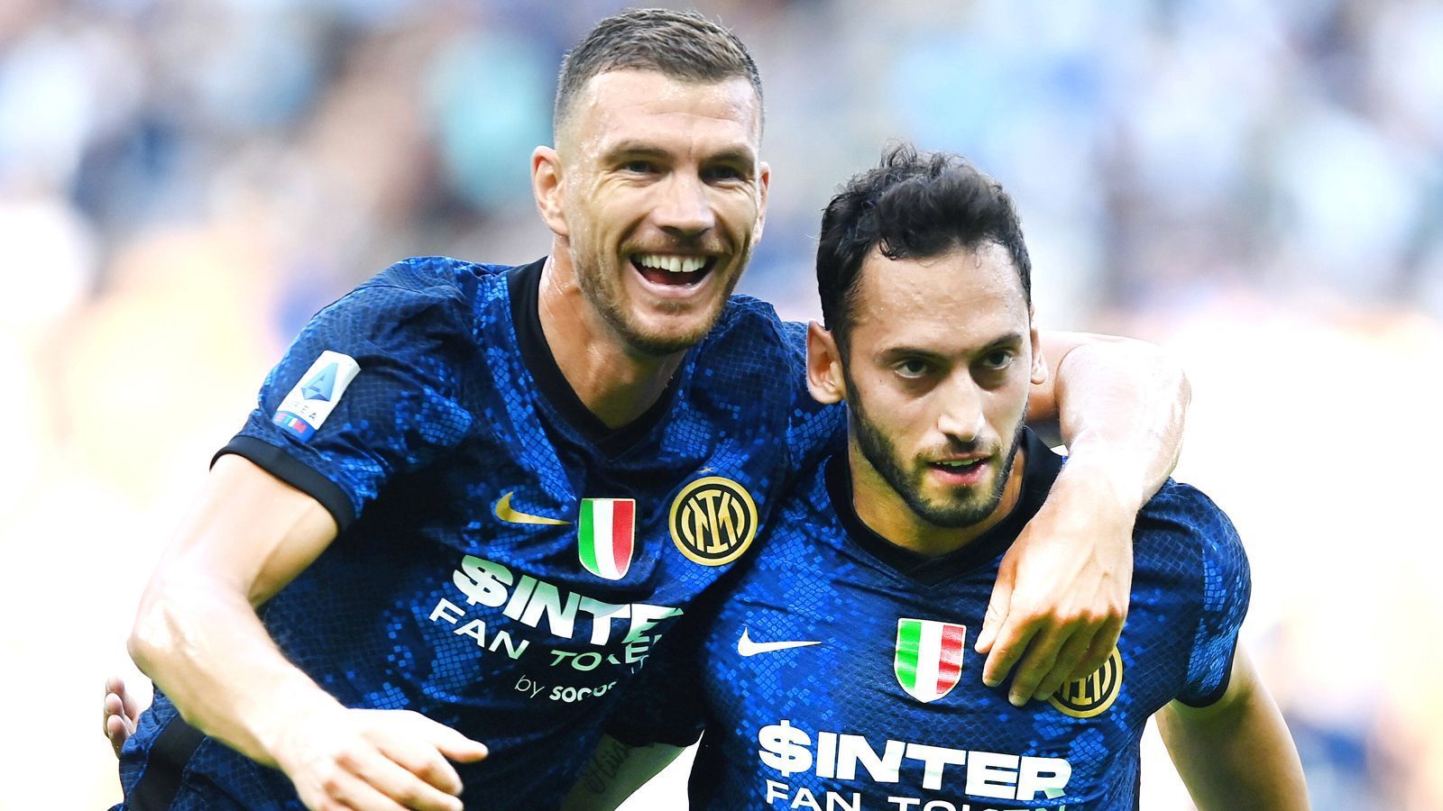 
                <strong>Inter Mailand (Italien)</strong><br>
                In der Serie A konnte sich Inter Mailand zuletzt erstmals seit 2010 wieder die Meisterschaft sichern, dennoch gab es im Sommer 2021 einen personellen Aderlass beim amtierenden Titelträger. Neben den Spielern Romelu Lukaku (zu Chelsea) und Achraf Hakimi (PSG) verloren die "Nerazzurri" auch noch Meistertrainer Antonio Conte. Dafür aber verpflichteten die Italiener mit Edin Dzeko (li.) und Hakan Calhanoglu (re.) zwei neue Stars. Neuer Coach des Meisters ist Simone Inzaghi, der in den Jahren zuvor Lazio Rom erfolgreich coachte. 
              