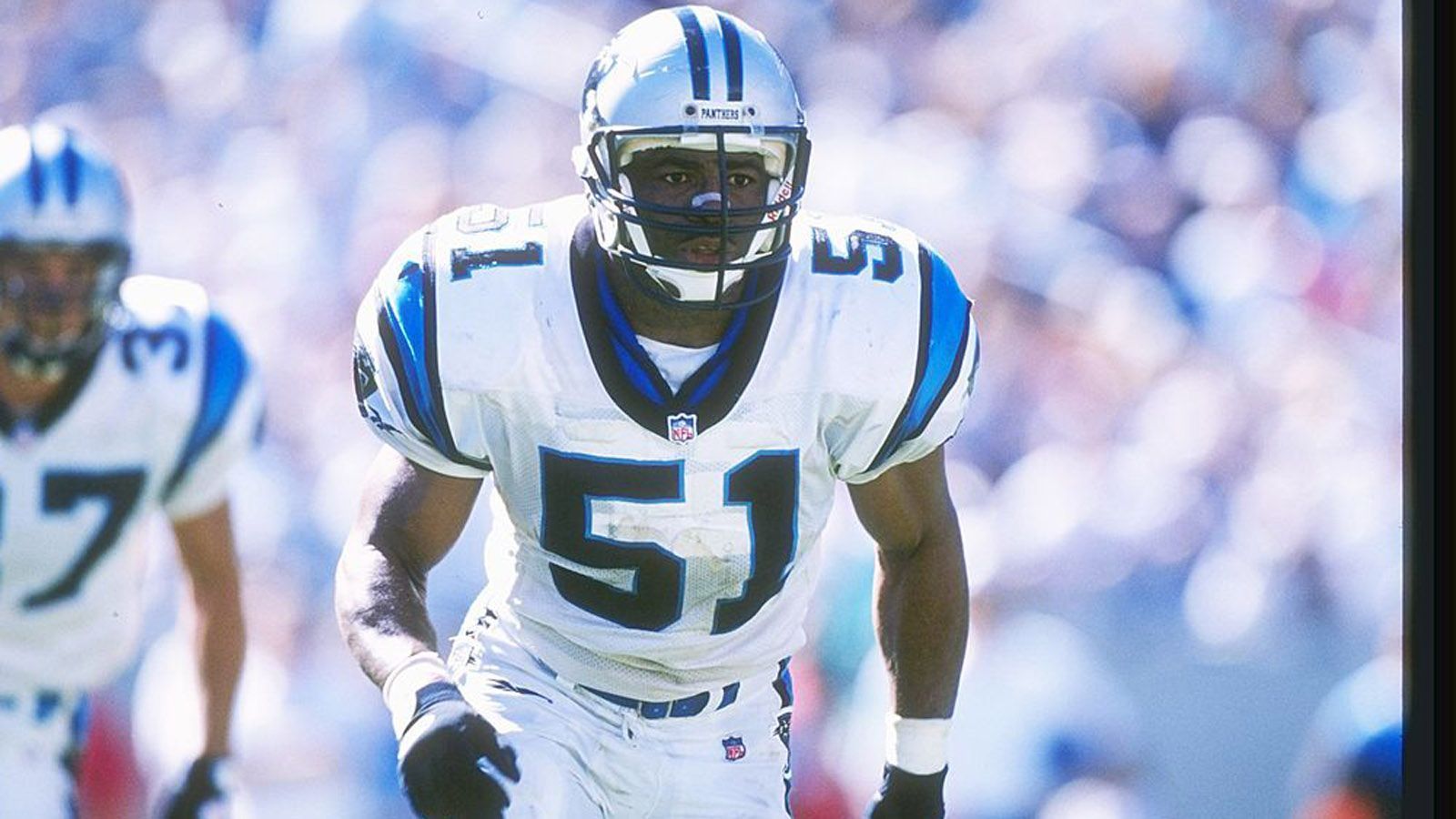 
                <strong>Sam Mills</strong><br>
                Zwölf Jahre lang spielte Mills für die New Orleans Saints und die Carolina Panthers. Im Anschluss arbeitete er im Coaching Staff der Panthers, bevor er 2005 an einer Krebserkrankung verstarb. Sein Sohn ist auch bei den Panthers tätig.
              