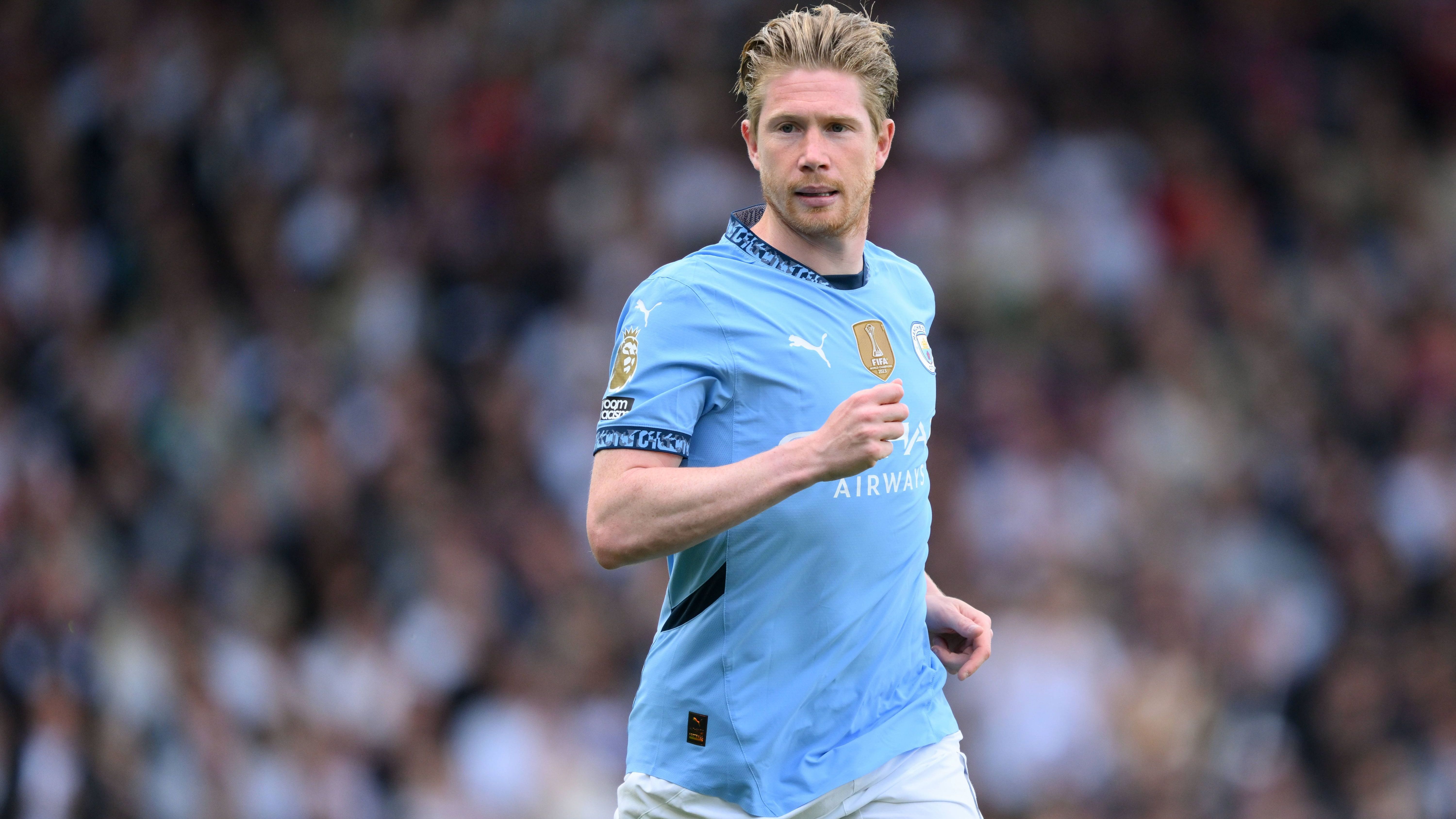 <strong>Kevin de Bruyne (Manchester City)</strong><br>... und mögliche Boni über 30 Millionen Euro kassieren. So berichtet Transfer-Experte Sacha Tavollieri. Im besten Fall würde de Bruyne in den drei Jahren also 57 Millionen Euro verdienen. Neapel versucht damit die Konkurrenz aus der USA und Saudi-Arabien im Buhlen um de Bruyne zu schlagen.