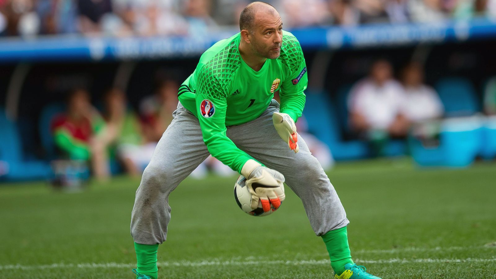 
                <strong>Gabor Kiraly (Szombathelyi Haladas)</strong><br>
                Die legendäre Schlabberhose von Kultkeeper Gabor Kiraly hat ausgedient. Der frühere Bundesliga-Profi von Hertha BSC und Leverkusen kündigte im Alter von mittlerweile 43 Jahren sein Karriereende für den Sommer 2019 an. In den zurückliegenden vier Jahren spielte der Ungar für seinen Jugendklub Szombathelyi Haladas, davor in England für Klubs wie unter anderem Fulham, West Ham United, Crystal Palace oder Burnley. In der ungarischen Nationalmannschaft stand Kiraly 108 Mal zwischen den Pfosten, etwa auch bei der EM-Endrunde 2016 in Frankreich.
              