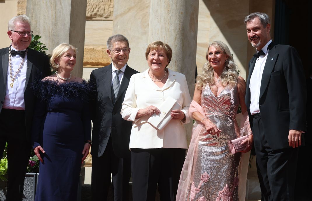 Bayreuths Bürgermeister Thomas Ebersberger (CSU), seine Frau Stefanie Hellbach, Joachim Sauer, Angela Merkel (CDU), Karin Baumüller-Söder und Markus Söder (CSU, von links) posierten in Bayreuth für ein gemeinsames Foto.
