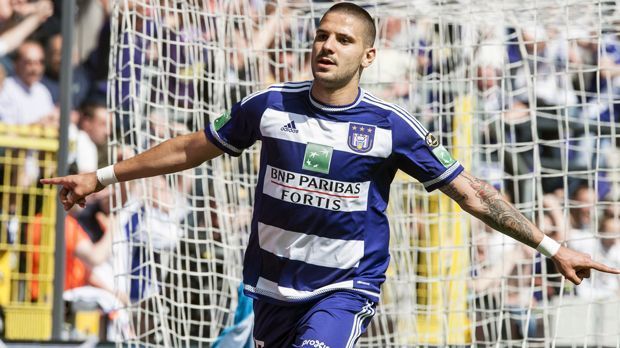 
                <strong>Aleksandar Mitrovic</strong><br>
                Der Serbe Aleksandar Mitrovic kam im Sommer 2013 von Partizan Belgrad nach Anderlecht und entwickelte sich ähnlich rasant wie Romelu Lukaku. In 90 Spielen erzielte der bullige Angreifer 44 Pflichtspiel-Treffer, was natürlich finanzstarken Klubs nicht verborgen blieb. Im Sommer 2015 schnappte sich dann Premier-League-Klub Newcastle United Mitrovic, zahlte für dessen Dienste wohl 18,5 Millionen Euro Ablöse. Auf der Insel konnte sich der Nationalspieler jedoch nicht so richtig behaupten. Unter Trainer Rafael Benitez gehörte Mitrovic selbst in der Zweiten Liga nur selten zum Stammpersonal. An seiner Reservistenrolle hat sich auch nach dem Wiederaufstieg der "Magpies" nichts geändert. In der laufenden Saison kam Mitrovic nur zu drei Einsätzen (ein Tor).
              