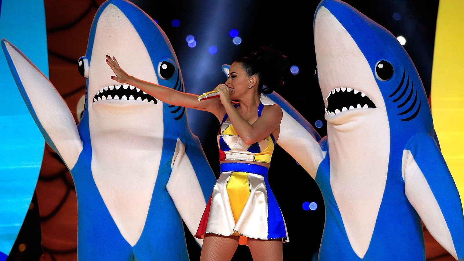 <strong>2015: Katy Perry</strong><br>
                ... doch dann stehlen der guten Katy ausgerechnet zwei Haie ein bisschen die Show: Die Fans sind von den tanzenden Raubfischen mindestens so angetan wie von Ms. Perry.

