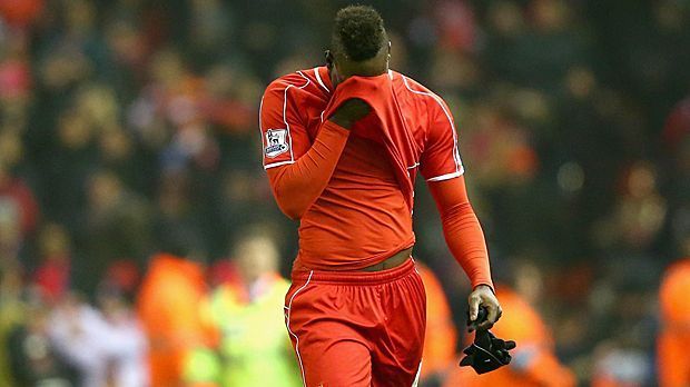 
                <strong>Mario Balotelli zum FC Liverpool</strong><br>
                Mario Balotelli kam 2014 für 20 Millionen Euro vom AC Mailand. In Liverpool enttäuscht er auf ganzer Linie. In 28 Spielen für die "Reds" kommt der Italiener auf mehr gelbe Karten (sieben) als Tore (vier).
              