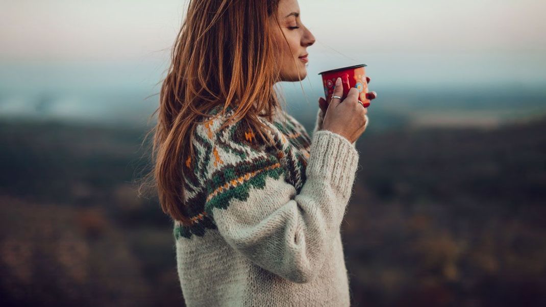 Auf eine natürliche Coloration kommt es an! Rot gefärbte Haare, ja – aber diesen Herbst punktest du mit einem entspannten Hairstyling in Kupferrot.