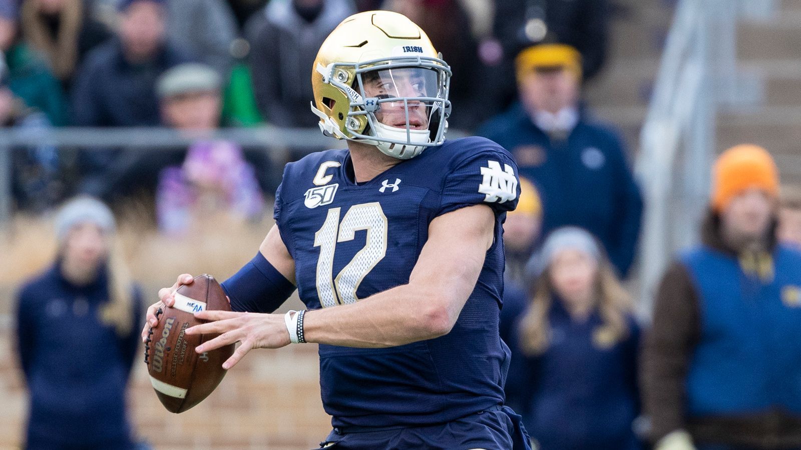 
                <strong>Team: Der unterschätzte Ian Book</strong><br>
                Der Quarterback ist in seinem letzten Jahr bei Notre Dame. Book ist einer der Gründe für die starke Saison der Fighting Irish und lieferte ihn seinen drei Jahren als Starter ab. Er leistete sich kaum Interceptions und ist mobil genug, um Spielzüge zu verlängern. Dennoch wird Book im kommenden Draft nicht hoch gehandelt, sehr zum Unverständnis seines Trainers. "Er ist ein College-Quarterback, der Spiele gewinnt. Er ist ein Siegertyp und hat wieder auswärts gegen einen gutes Football-Team gewonnen", sagte Kelly nach dem 31:17-Sieg bei North Carolina. Er legte sogar einem Journalisten von "USA Today" einen Jobwechsel nah, da dieser Book nicht in den Top Ten der besten College-Quarterbacks aufgelistet hatte.
              