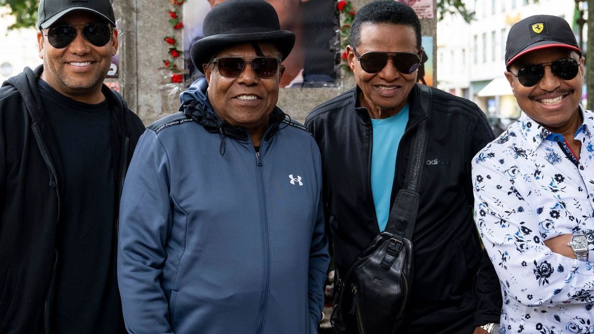 Tito Jackson mit Brüdern und Sohn