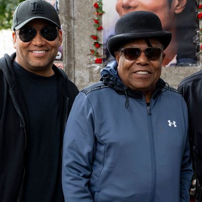 Tito Jackson mit Brüdern und Sohn