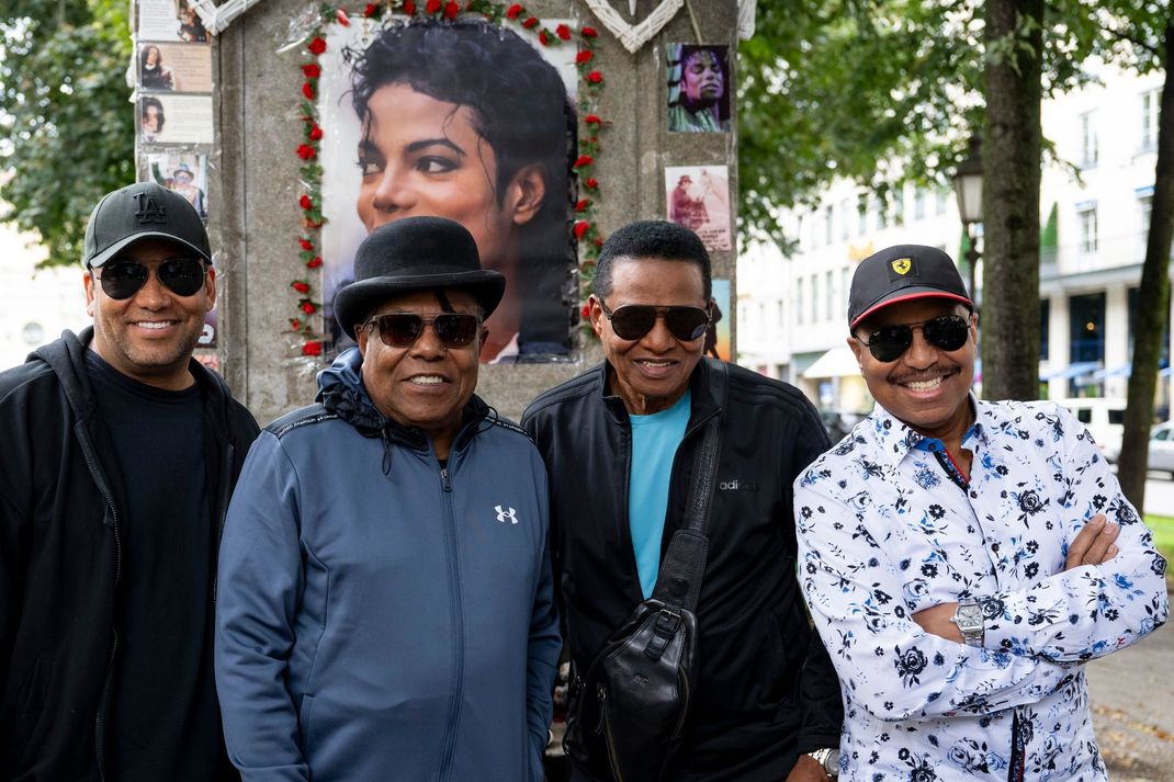 Tito Jackson (2. v. l.) war mit seinen Brüdern Jackie und Marlon sowie seinem Sohn Taryll erst vor einer Woche in München (Archivbild).