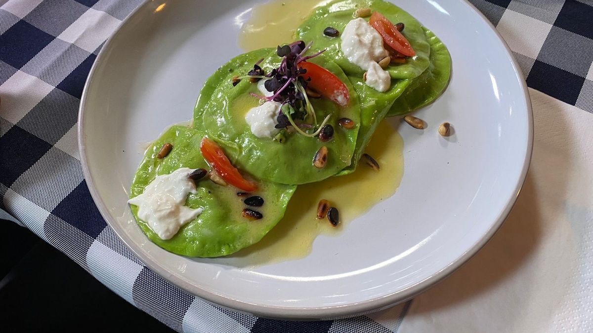 Ravioli verdi gefüllt mit Trüffelburrata und Pinienkernen