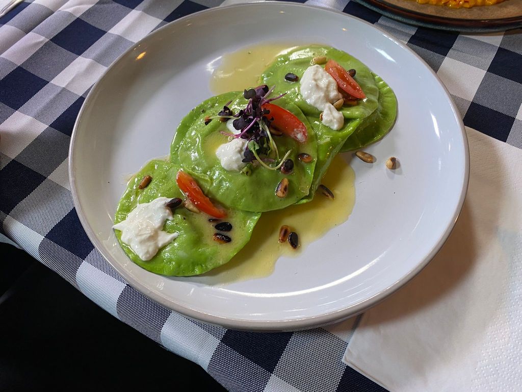 Ravioli gefüllt mit Trüffelburrata &amp; Pinienkernen