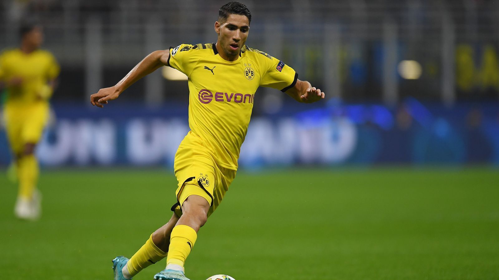 
                <strong>Achraf Hakimi (Rechte Außenbahn)</strong><br>
                Wurde durch seine schnellen Tempoläufe immer wieder über die rechte Außenbahn in Szene gesetzt. Seine Zuspiele in die Gefahrenzone fanden aber keinen Abnehmer. Schaffte durch seine schnellen Antritte zwar Räume, doch in den finalen Aktionen versprang dem 20-Jährigen die Kugel zu oft. ran-Note: 4
              