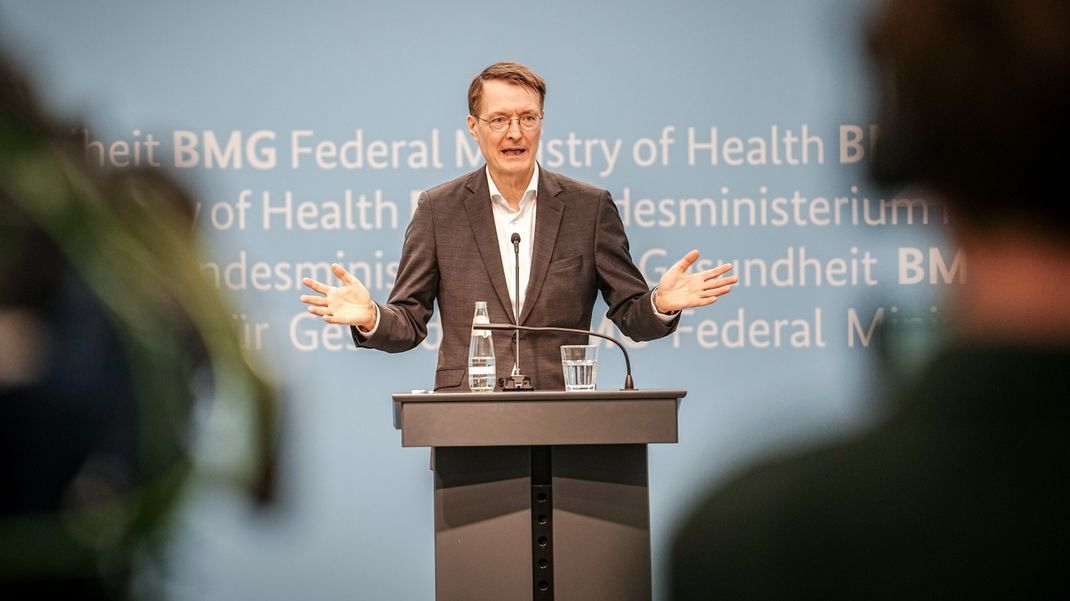 Gesundheitsminister Karl Lauterbach will mit Gutscheinen Herz-Kreislauf-Erkrankungen vorbeugen. 