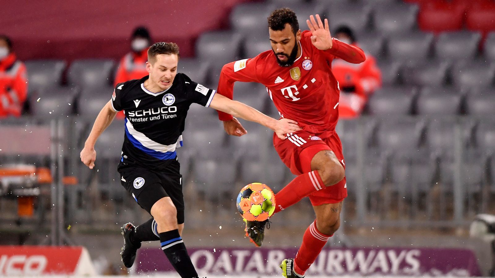 
                <strong>Eric Maxim Choup-Moting</strong><br>
                Hat in der ersten Hälfte kaum Ballkontakte (16), er wird nur wenig eingebunden. Er hat in der 32. Minute die einzige Großchance der Bayern, frei vor dem Tor trifft der Stürmer aber den Ball nicht richtig. Findet auch in der zweiten Halbzeit nicht wirklich ins Spiel, obwohl die Bayern generell viel besser agieren. ran.de-Note: 5
              