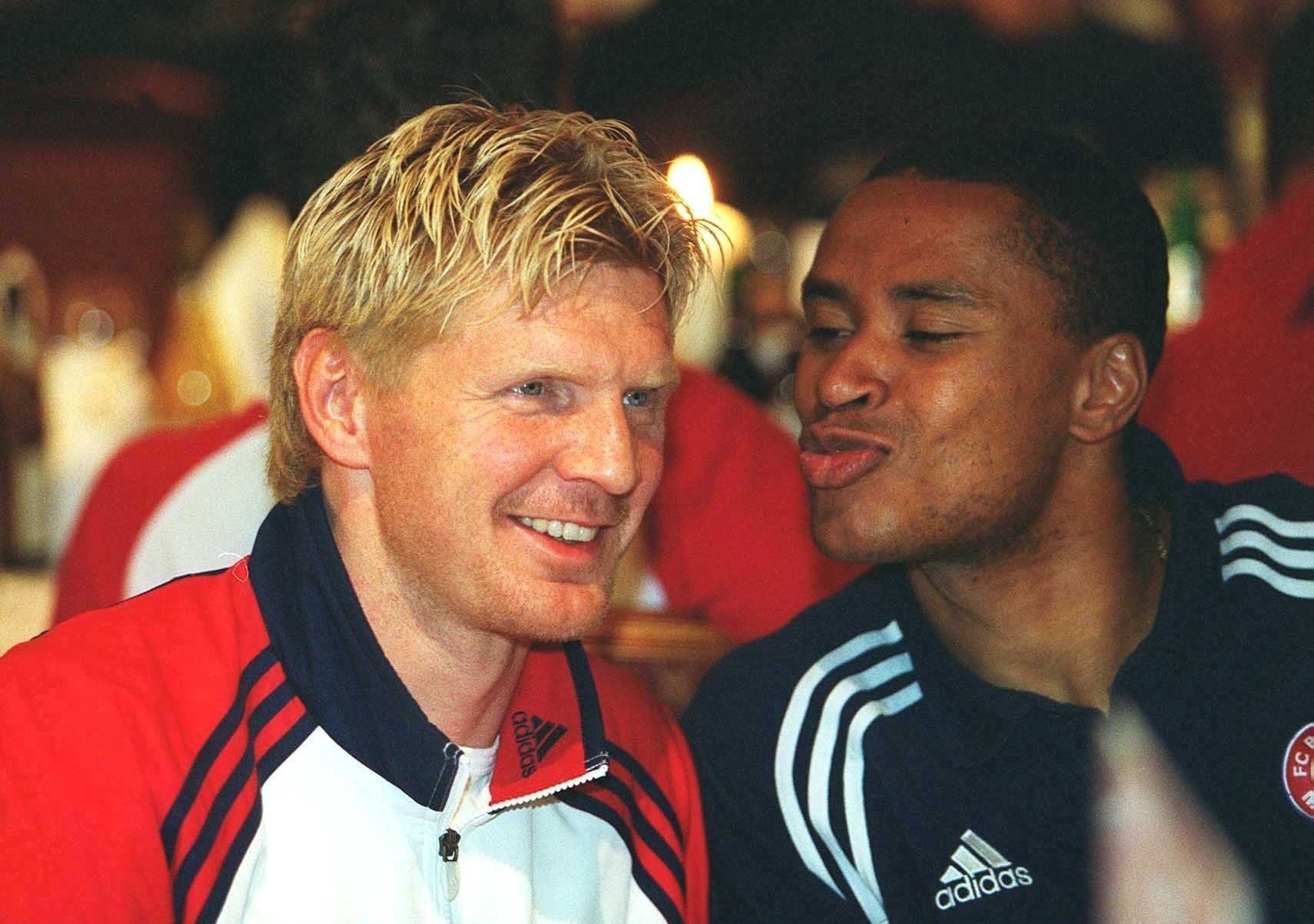 
                <strong>ManUtd - FC Bayern: 0:1 (2000/01, Viertelfinale, Hinspiel)</strong><br>
                Zwei Jahre später trifft man sich wieder - im Viertelfinale erzielt der Brasilianer Paulo Sergio in der 86. Minute den 1:0-Siegtreffer in Manchester. Eine gute Ausgangslage für das Rückspiel.
              