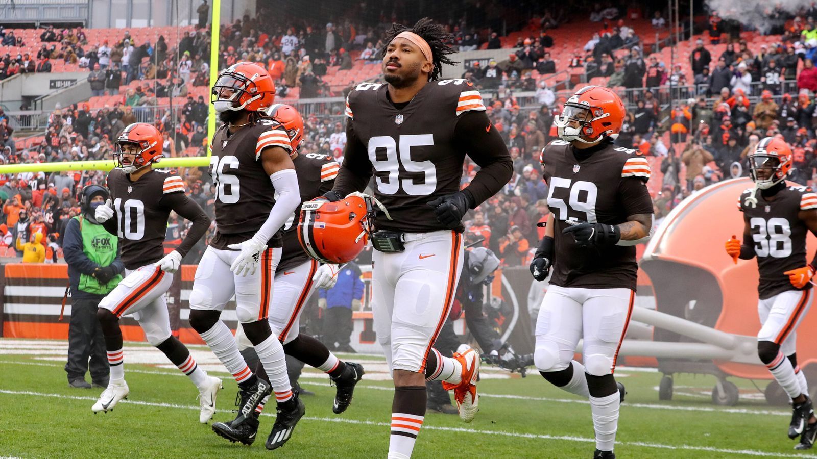 
                <strong>Die neuen Cleveland Browns </strong><br>
                Die Cleveland Browns haben mit dem Trade für Watson ihre wohl größte Baustelle geschlossen und nun endlich den langersehnten Franchise-Quarterback. Mit Neuzugang Amari Cooper, Starverteidiger Myles Garett und Running Back Nick Chubb haben die Browns somit ein gutes Gerüst, um in der kommenden Saison in den Playoffs für Furore zu sorgen. Trotz allem bleibt eine etwaige Sperre von Watson von Seiten der NFL wie ein Damaklosschwert über der Franchise schweben, da dies den Erfolg in der kommenden Saison maßgeblich beeinflussen könnte. 
              