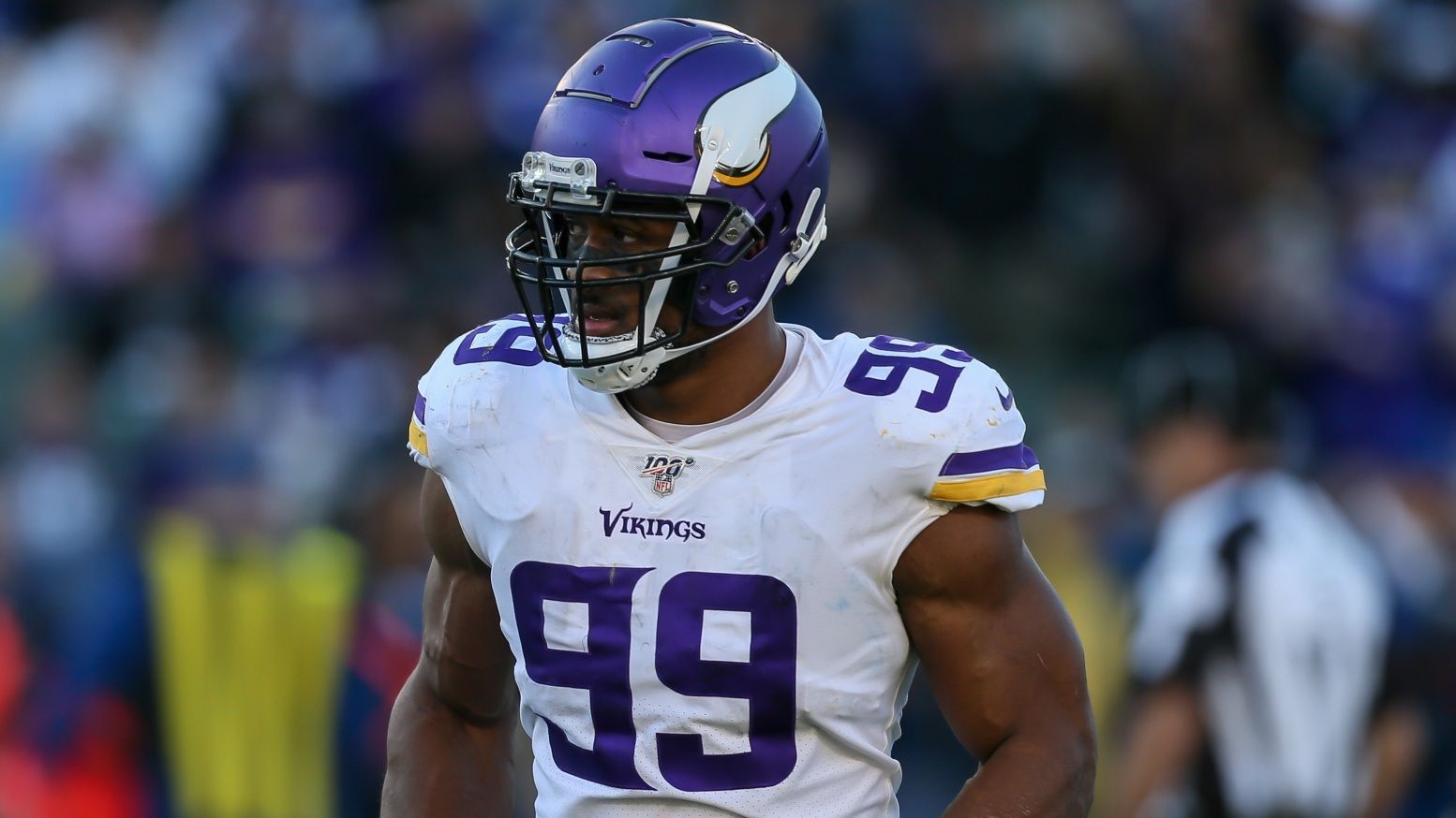 
                <strong>Danielle Hunter (Minnesota Vikings) </strong><br>
                Trotz eines fürstlichen Gehalts von fast 17,2 Millionen US-Dollar zeigte sich Edge Rusher Danielle Hunter von den Minnesota Vikings zuletzt unzufrieden mit seinem Vertrag. Bevor er die gesamte Saison 2020 mit einer Nackenverletzung aussetzte, hatte er mit jeweils 14,5 Sacks pro Saison in den beiden Jahren zuvor grandiose Zahlen aufgelegt. Die Vikings zögerten zuletzt mit einer Vertragsverlängerung, da sie zunächst die Auswirkung der Verletzung abwarten wollen. Sollten sich beide Seiten nicht einigen, könnte Hunter einen Trade forcieren. Dieser wäre seit dem 1. Juni auch für die Franchise deutlich verlockender, so könnten sie nicht nur einen hohen Gegenwert erwarten, sondern auch 12,1 Millionen US-Dollar in der kommenden Saison einsparen. 
              