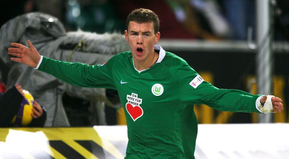 
                <strong>2007 - Edin Dzeko zum VfL Wolfsburg (4 Mio.)</strong><br>
                Felix Magath bewies im Sommer 2007 ein besonders gutes Händchen. Der bis dahin unbekannte Edin Dzeko kam vom FK Teplice und bildete mit Grafite fortan eines der gefährlichsten Sturm-Duos der Liga-Geschichte. Nach 15 Scorerpunkten in seiner ersten Wolfsburger Spielzeit legte er in der Meistersaison mit 26 Toren und zehn Assists nochmal einen drauf. Zwei Jahre später klopfte Manchester City an und verpflichtete den Bosnier für 37 Millionen Euro.
              