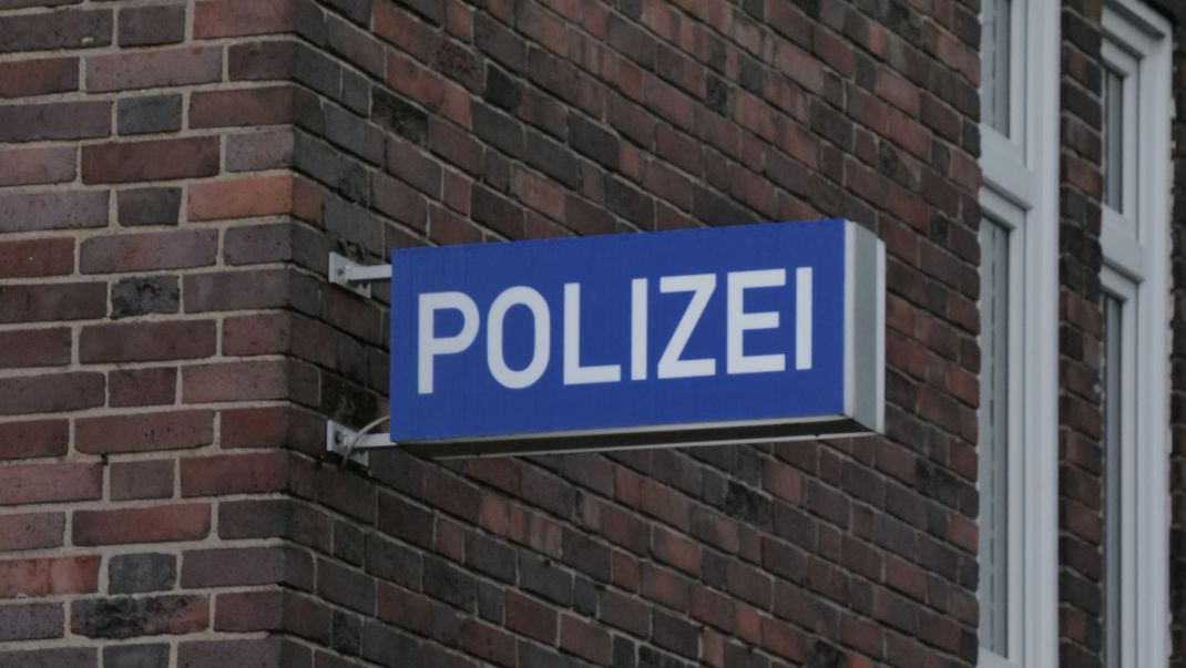 Die Vorwürfe gegen mehrere junge Polizeibeamte wiegen schwer - jetzt gab es Durchsuchungen bei drei Behörden.