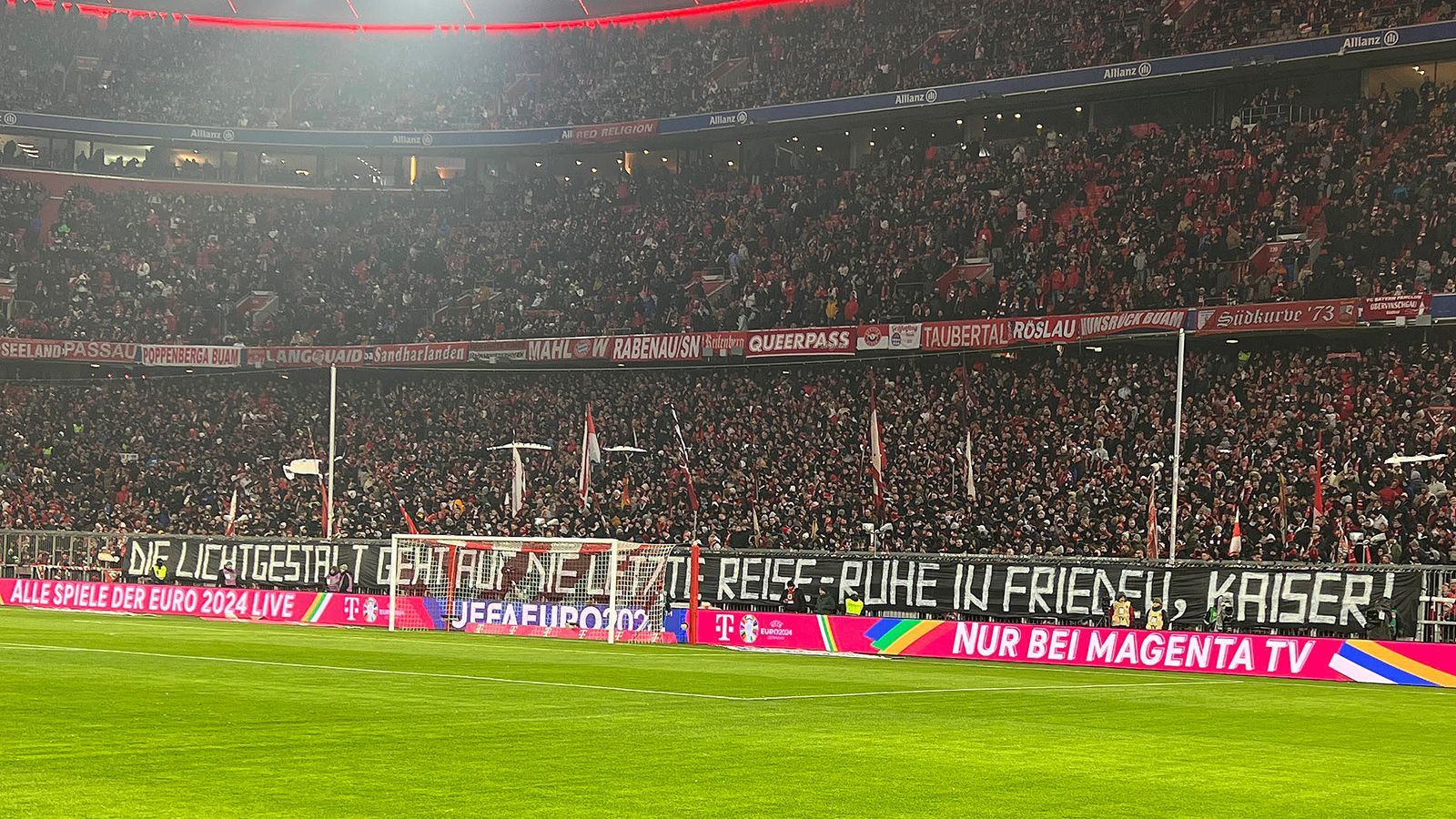 Die Fans ehrten Beckenbauer mit zahlreichen Bannern. "Die Lichtgestalt geht auf die letzte Reise, Ruhe in Frieden, Kaiser".