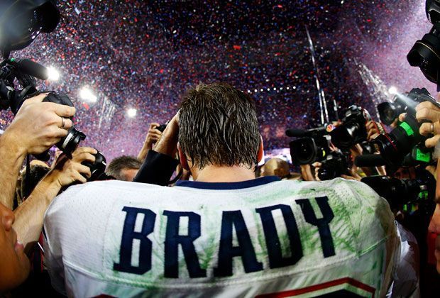 
                <strong>Brady wird zur Legende</strong><br>
                Tom Brady dagegen machte sich durch den Sieg zur Legende, wird zusätzlich zum MVP gewählt. Steht nun mit 4 Super-Bowl-Siegen gemeinsam mit Joe Montana und Terry Bradshaw an der Spitze der Quarterbacks, die den Super Bowl gewinnen konnten.
              