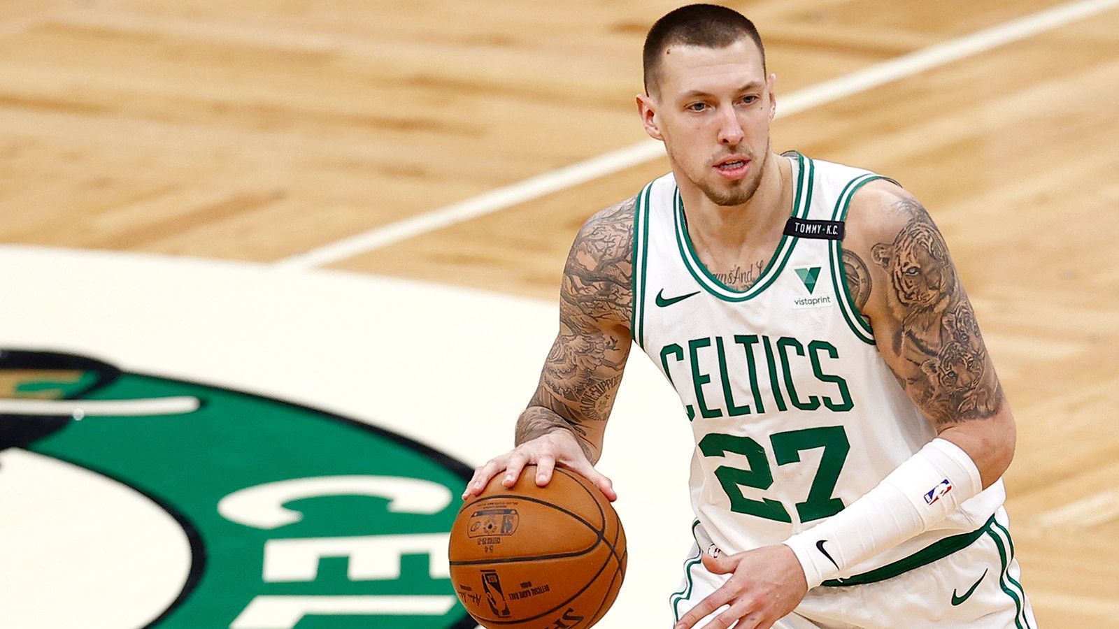 
                <strong>Daniel Theis wechselt von Boston Celtics zu Chicago Bulls</strong><br>
                Ein anderer deutscher Starspieler wechselt hingegen das Trikot. Daniel Theis zieht es nach vier Jahren bei den Boston Celtics zu den Chicago Bulls. 2017 holten die Celtics den Center aus Bamberg in die NBA. In den letzten Jahren entwickelte er sich zur defensiven Stütze der Mannschaft. In der aktuellen Saison spielt er im Schnitt 24,5 Minuten pro Spiel, holte dabei 5,2 Rebounds und erzielte 9,5 Punkte. Nun geht es in Chicago weiter.
              