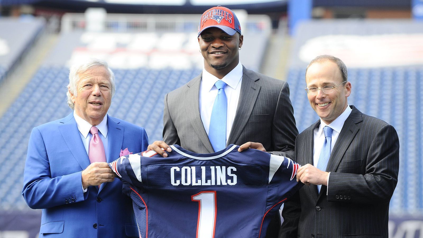 
                <strong>1. Drafte clever und entwickle das Talent zu einem günstigen Starter</strong><br>
                Die Patriots sind nur selten dazu bereit, ihren Salary-Cap-Space zu opfern, um Leistungsträger mit teuren Verträgen zu halten. Daher ist die Franchise darauf angewiesen, clever zu draften und diese Spieler zu entwickeln. Jamie Collins wurde im NFL Draft 2013 in der zweiten Runde an Position 52 von den Patriots ausgewählt. Ab seiner zweiten Saison war Collins der Starting Outside Linebacker der Patriots. Zu dieser Zeit spielte er unter seinem Rookie-Vertrag, der Collins über vier Jahre 3,75 Millionen Dollar einbrachte, nur 1,86 Millionen davon garantiert. In seiner ersten Saison als Starter lieferte der Linebacker bereits 114 Tackles und vier Sacks – ach ja und den Super Bowl gewann Collins mit New England in dieser Saison auch noch. 
              