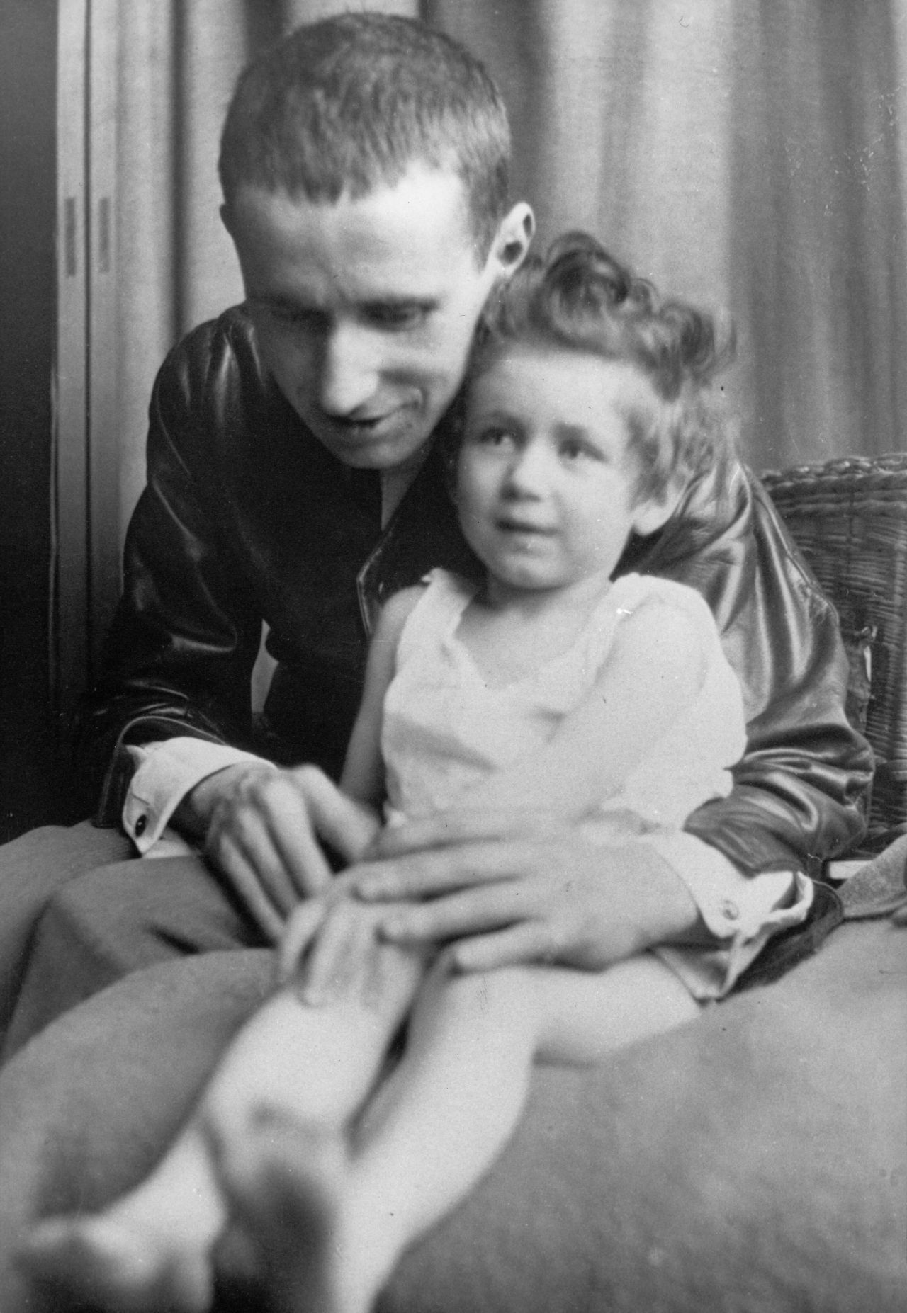Berthold Brecht (1898-1956) - hier mit seiner Tochter Hanne - war nur einer von vielen Schriftstellern, die nach der Bücherverbrennung 1933 durch die Nazis ins Exil gingen. Er flüchtete über Dänemark, Schweden und Finnland nach Russland und schließlich in die USA. Später lebte er in Österreich, bevor er 1948 nach Deutschland zurückkehrte.