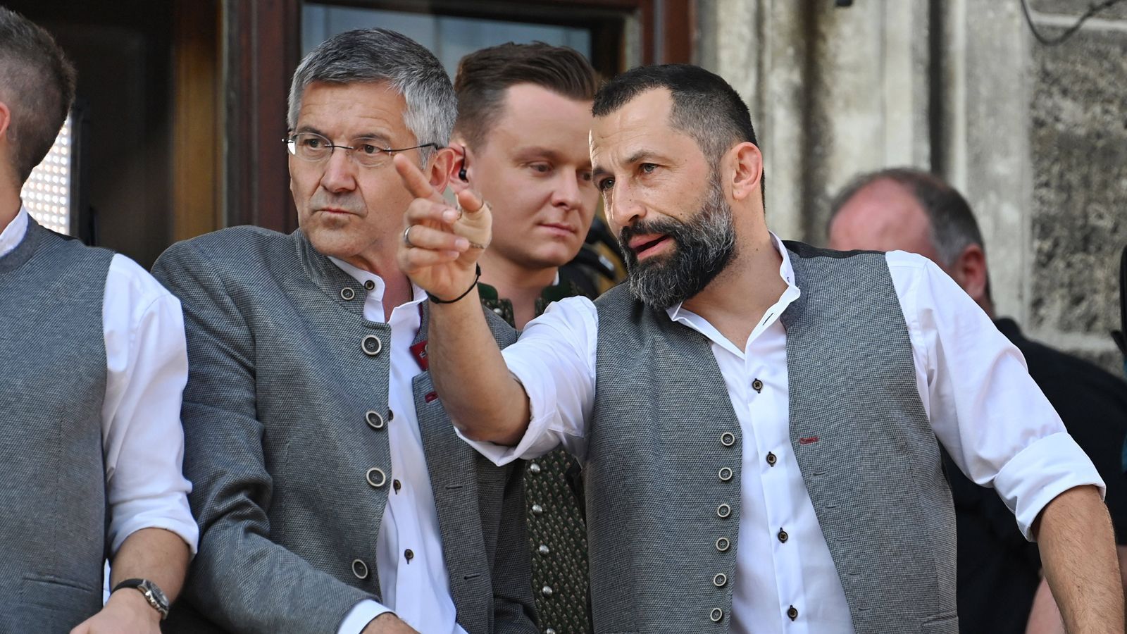 
                <strong>Brazzos Abschied auf dem Meister-Balkon</strong><br>
                Die Saison endete für den FC Bayern München mit dem Gewinn der Deutschen Meisterschaft versöhnlich. Trotzdem ging es beim Rekordmeister turbulent zu, die Entlassungen des Vorstandsvorsitzenden Oliver Kahn und von Sportvorstand Hasan Salihamidzic (r., mit Präsident Herbert Hainer) sorgten für Schlagzeilen und Aufregung. Für Salihamidzic, seit 2017 in leitender Rolle und seit 2021 Sportvorstand, wurde die Meisterfeier auf dem Rathaus-Balkon zur Abschiedsvorstellung. Kein Wunder, dass der frühere Bayern-Spieler traurig war.
              