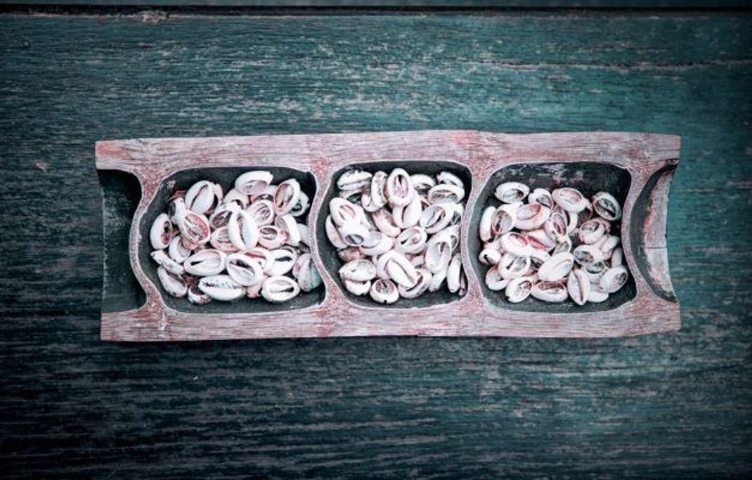 Kaurigeld: Kaurimuscheln oder Kaurischnecken wurden als Geld verwendet. An manchen Marktorten gab es feste Kurse. Einzelne Muscheln hatten aber geringen Wert, sie dienten eher als Kleingeld.