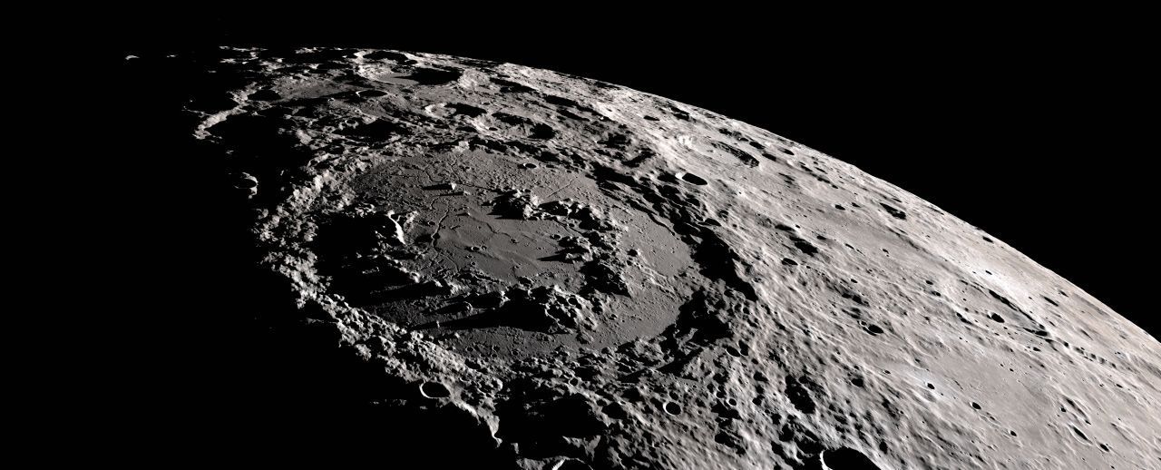 Zuem planen zahlreiche Nationen, robotische Landesonden am Südpol des Monds abzusetzen. Dort vermuten Wissenschaftler:innen größere Mengen an Wassereis. Da die Sonne niemals in die schattigen Kratern hineinscheint, kann das Eis dort nicht verdunsten.