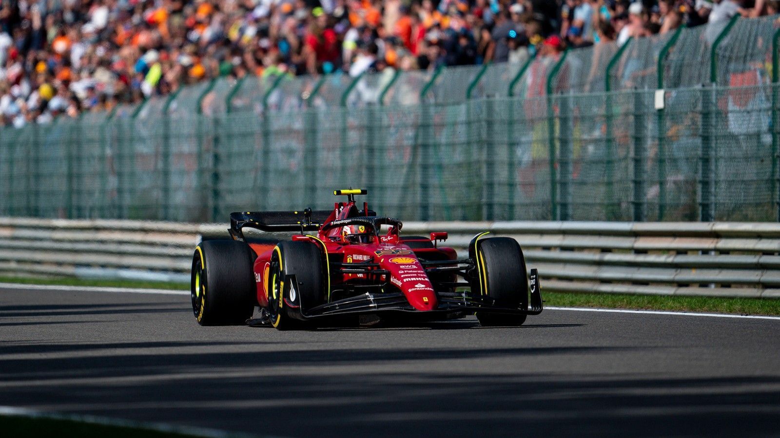 
                <strong>Gewinner: Carlos Sainz</strong><br>
                Eigentlich gab es für die Scuderia in Spa-Francorchamps wenig Grund zur Freude. Red Bull war in Sachen Geschwindigkeit eindeutig überlegen, der Rückstand in beiden WM-Wertungen ist zudem angewachsen. Doch während das Wochenende für seinen Teamkollegen Charles Leclerc zur Katastrophe mutierte, lief es für Carlos Sainz durchaus rund. Zwar konnte er seine Pole Position nicht in einen Sieg umwandeln, als Dritter landete er aber wieder einmal auf dem Podest. Zum dritten Mal in Folge rangierte er im Endergebnis vor dem Monegassen. Die einst klare Aufteilung mit Leclerc als Fahrer Nummer 1 scheint nicht mehr zu gelten.
              