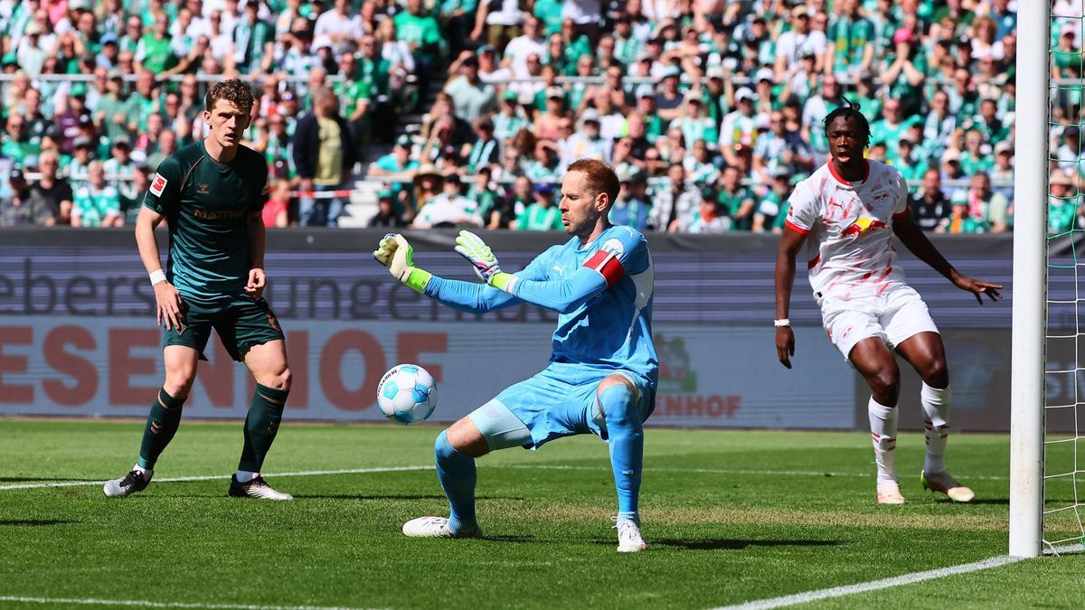 Bremen, 10.05.2025, Weserstadion, Fussball, Bundesliga, Spieltag 33 , SV WERDER BREMEN vs. RB LEIPZIG , Im Bild: Torwart Peter Gulacsi (1, RB Leipzig) mit Faustabwehr vor Jens Stage (6, Bremen) , *...