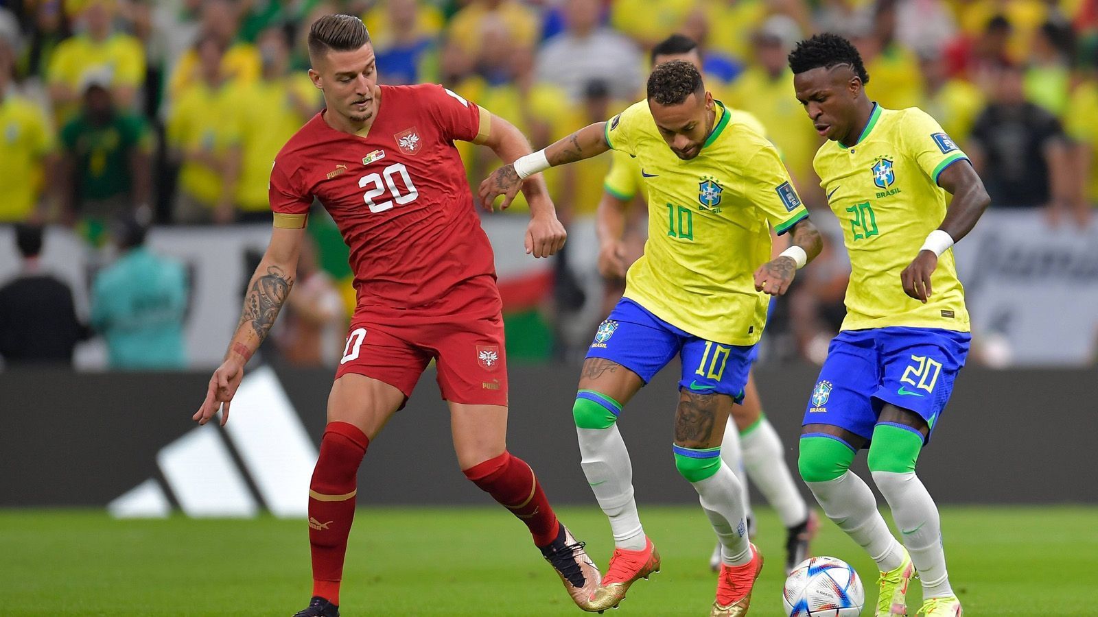 
                <strong>Offensivpower</strong><br>
                Neymar, Vinicius Junior, Richarlison und Raphinha: Es ist beeindruckend, wie viel Offensivpower die Brasilianer auf dem Platz haben, wie viel Qualität der Kader hat. Und wenn sie mal die Trickkiste öffnen, geht es schnell und ansehnlich nach vorne, wird es teilweise auch sogar brillant. Kommen sie also erstmal ins Rollen, könnte es ungemütlich werden für den Gegner. Und unterhaltsam für die Zuschauer.
              