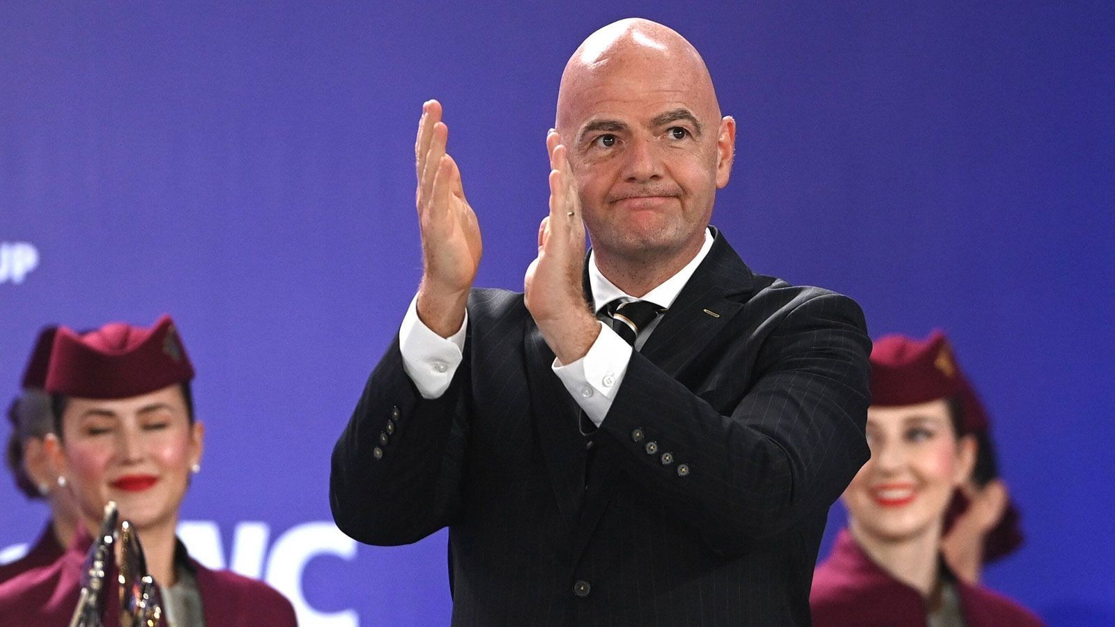 
                <strong>19. März 2021</strong><br>
                Infantino lobt die Entwicklung der Menschenrechtslage im WM-Gastgeberland Katar. "Wir müssen uns auch die Geschichte angucken, wo Länder herkommen", sagt der Schweizer, "ein Fortschritt ist passiert, das wurde nicht nur von der FIFA, sondern auch von internationalen Organisationen festgestellt. Es ist ein Prozess. Aber das kann nur durch Dialog und Respekt passieren."
              