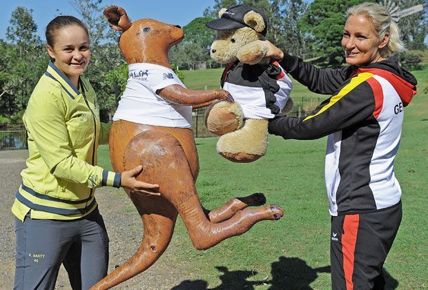 
                <strong>Kampf der Maskottchen</strong><br>
                Die australische Tennisspielerin Ashleigh Bartley und Deutschlands Trainerin Barbara Rittner hoffen auch auf den Beistand ihrer Maskottchen.
              