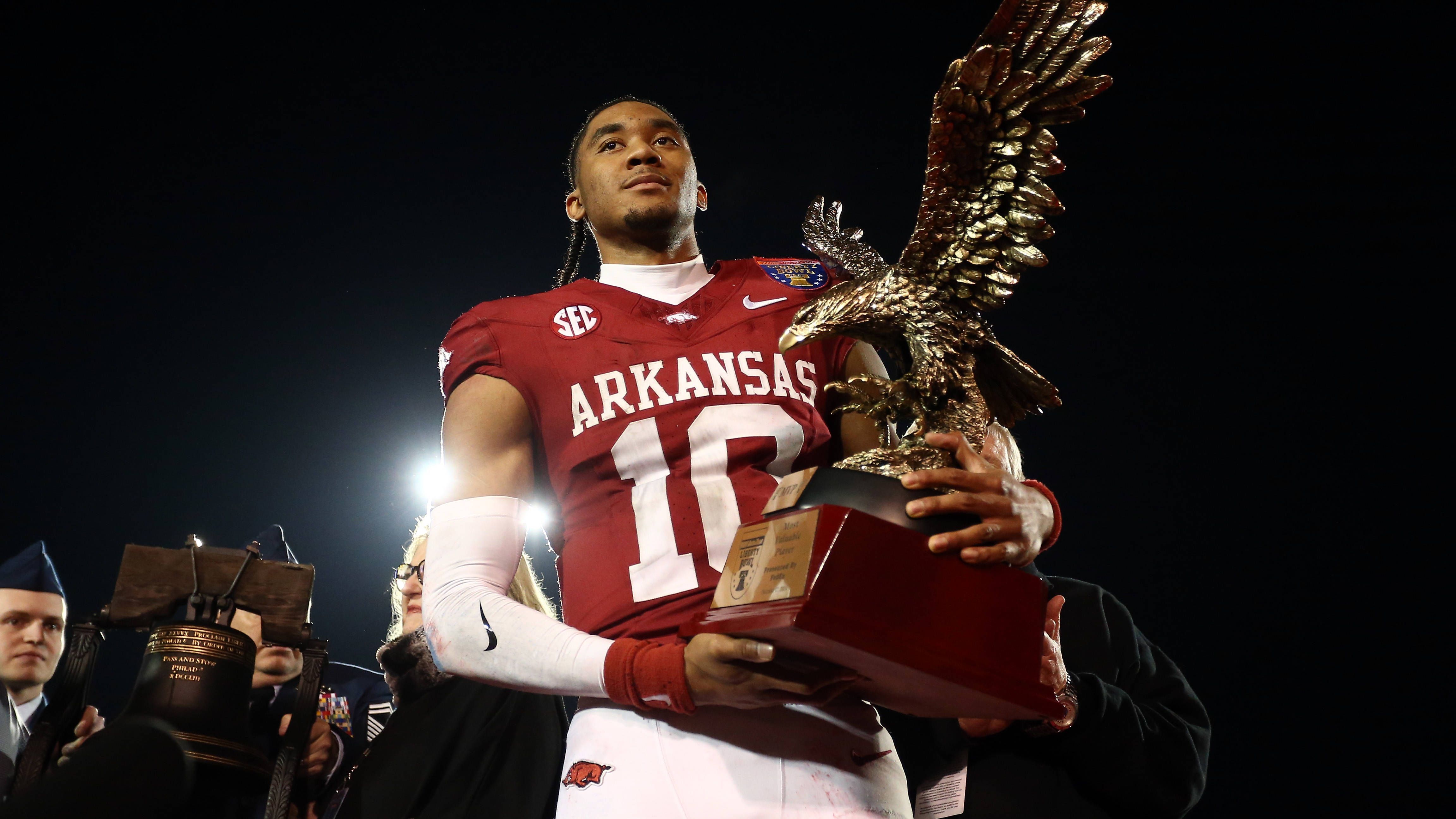 <strong>Taylen Green (Arkansas)</strong><br>Alleine mit seiner Körpergröße von 1,98 Meter ragt Green heraus. Trotz seiner Größe ist der Arkansas-QB mobil und schnell. Bei seinen Läufen scheut er den Kontakt nicht, gleichzeitig verfügt er über einen starken Wurfarm. Allerdings unterlaufen ihm noch zu viele Turnover. Kann er diese Schwäche abstellen, dürfte er in der ersten Runde gedraftet werden.