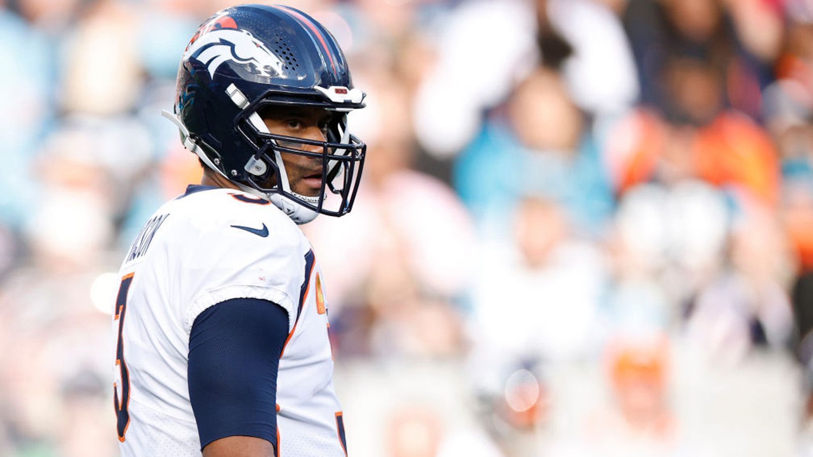 
                <strong>Denver Broncos (AFC West)</strong><br>
                Die erste Saison von Russell Wilson bei den Denver Broncos wird als große Enttäuschung in Erinnerung bleiben. Das 28:34 gegen die Kansas City Chiefs war bereits die fünfte Niederlage in Folge. Bei einer Zwischenbilanz von drei Siegen und zehn Niederlagen steht bereits in Week 14 fest, dass die Playoffs nicht mehr zu erreichen sind. Nachdem die Broncos in der Saison 2015 noch den Super Bowl gewannen, haben sie nun zum siebten Mal in Folge die Postseason verpasst. 
              