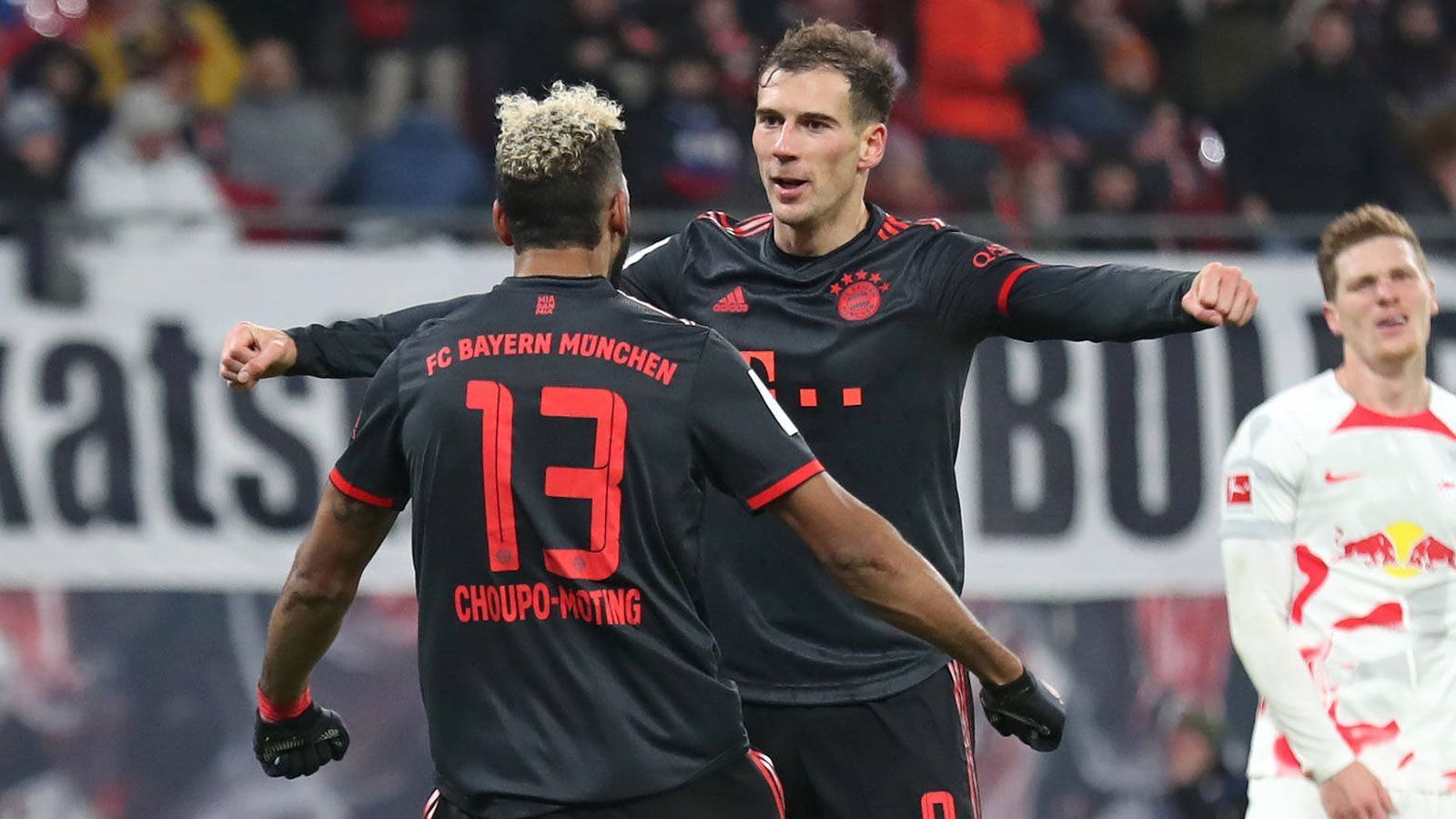 
                <strong>Leon Goretzka</strong><br>
                Zu Beginn mit Abstimmungsproblemen mit Sane und Gnabry. Schickt beide Flügelflitzer zu optimistisch in freie Räume. Kämpft sich dann besser ins Spiel und erzielt per Flugkopfball sehenswert das vermeintliche Führungstor für den FCB, das aber wegen einer Abseitsstellung von de Ligt nicht gegeben wird. Gibt in der Mitte neben Kimmich den deutlich besseren Part ab. ran-Note: 3
              