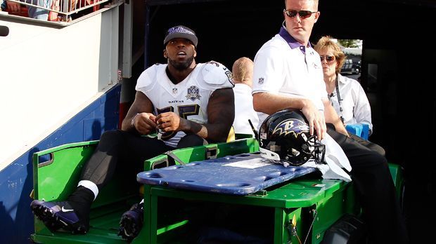 
                <strong>Baltimore Ravens</strong><br>
                Enttäuschung: Baltimore Ravens (1-3): Terrell Suggs am Boden. Das Symbolbild für die Ravens. Der Ausfall des Verteidigers ist immens. Aber auch die Offense bleibt hinter den Erwartungen zurück. Allen voran Running Back Justin Forsett - auch wenn er gegen die Steelers mal auftrumpfte.
              