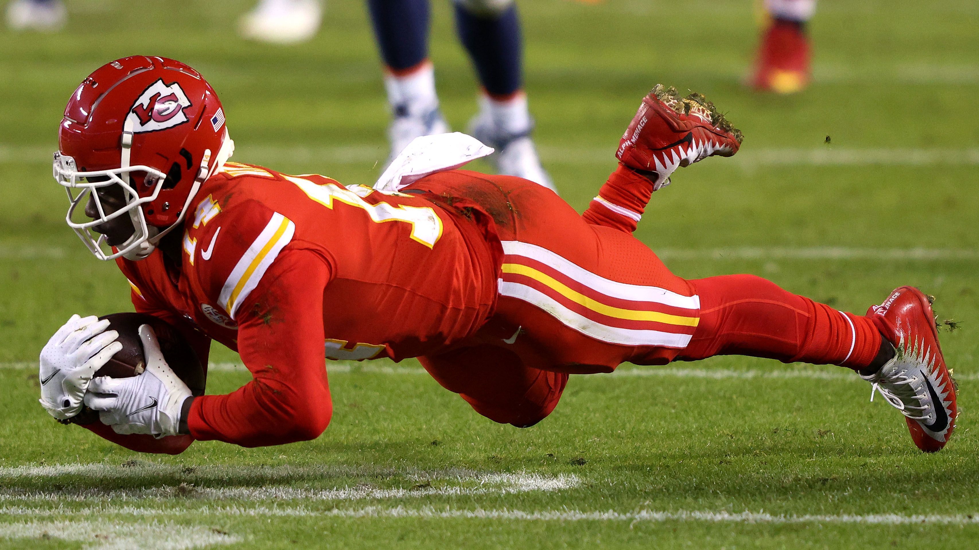 
                <strong>Sammy Watkins (Wide Receiver)</strong><br>
                Sammy Watkins unterschrieb vor der Saison einen Einjahresvertrag. Nun ist seine Zukunft bei den Chiefs offen. Der Wide Receiver kam im Jahr 2020 auf nur 421 Receiving Yards und zwei Touchdowns. Gegen Tampa Bay fing er einen Pass für 13 Yards. Der 27-Jährige ließ vor dem Super Bowl keinen Zweifel daran, dass er gerne auch im kommenden Jahr für Kansas City auflaufen würde. Die Entscheidung liegt nun bei den Chiefs. 
              