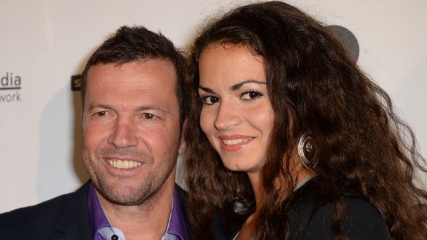 
                <strong>Lothar Matthäus anno 2013</strong><br>
                Momentan ist Matthäus ohne Trainerjob, dafür aber mit neuer Freundin. Anastasia heißt die aktuelle Frau an seiner Seite.
              