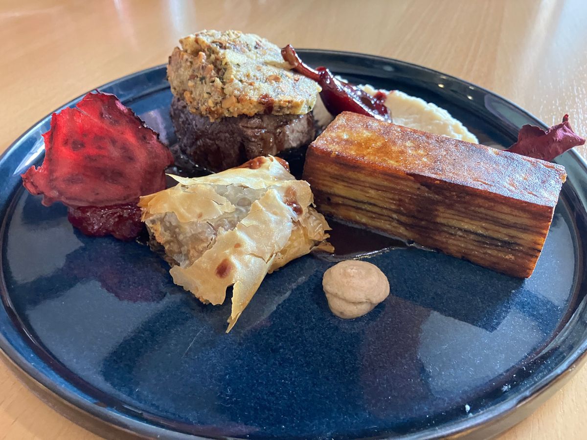 Duo vom Wild - Hirschmedaillons mit Steinpilz-Tortelloni und Flower Sprouts